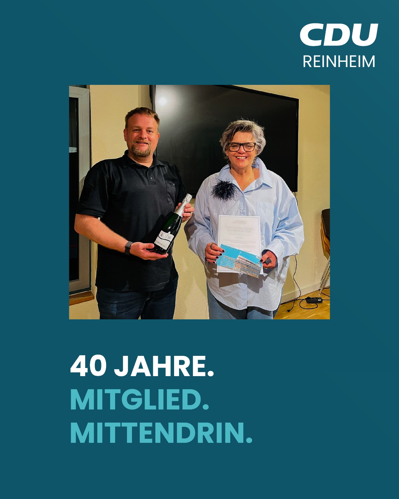 40 Jahre CDU: Der Reinheimer CDU-Vorsitzende Tobias Detamore gratuliert Corinna Philippe-K�ppers zu ihrer 40-j�hrigen Mitgliedschaft und �berreicht Urkunde und Pr�sent. 